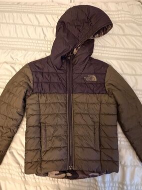 The North Face Boys Reversible Puffer Jacket – Olive Green/Camo | XS (6)
